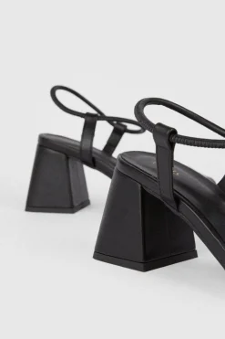 Outlet Oasis Cross Strap Block Heel Sandals Black
