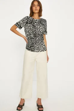 Fashion Oasis Essential Lace Insert Animal Woven Tee Mono