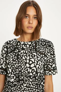Fashion Oasis Essential Lace Insert Animal Woven Tee Mono