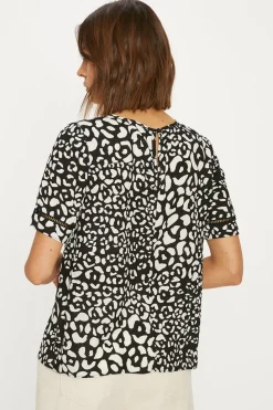 Fashion Oasis Essential Lace Insert Animal Woven Tee Mono